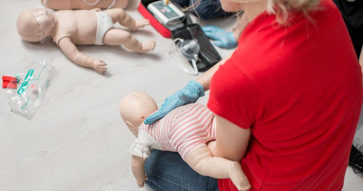 Como desengasgar um bebê ou uma criança: Veja o que não fazer